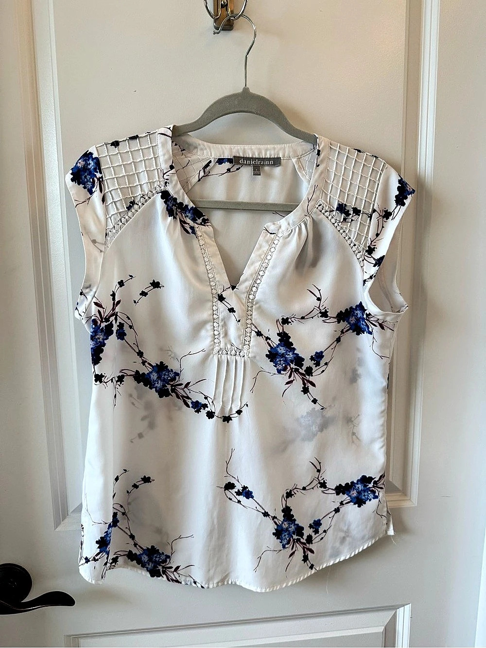 daniel rainn Floral Sleeveless Blouse in White & Blue Size Small